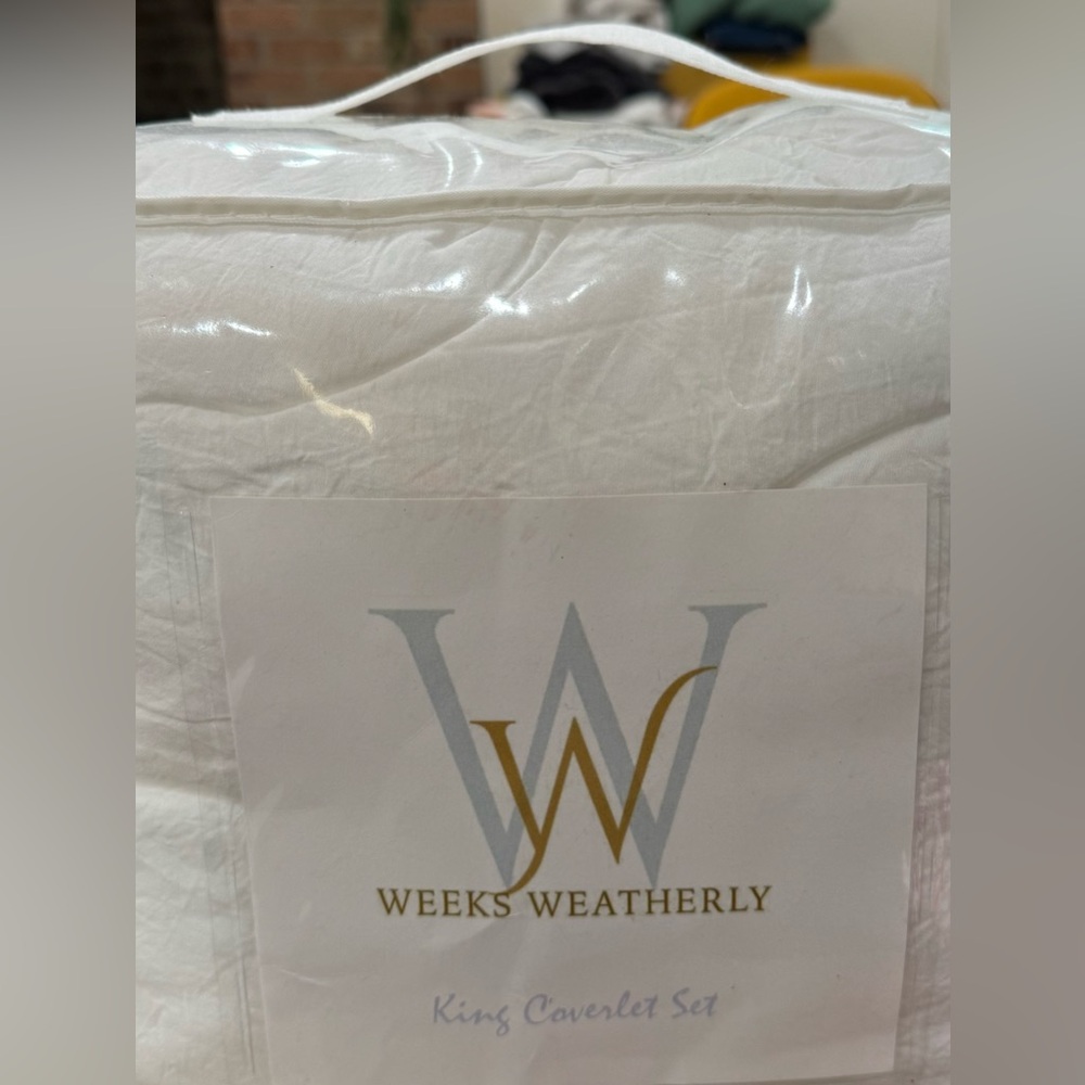 NEW Weeks Weatherly White Coverlet Set